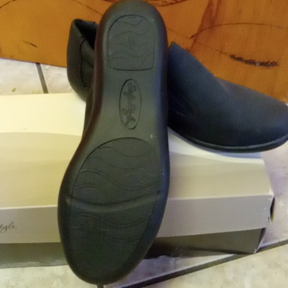 Soft Style  Black size  7 1/2 wide - Picture 3 of 3